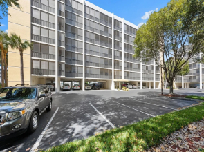Hibiscus Pointe