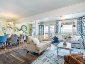 The Waterfront Gray on Alki Beach EXT Stay