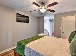 Fayetteville Condo w/ Fireplace: 7 Mi to Dtwn