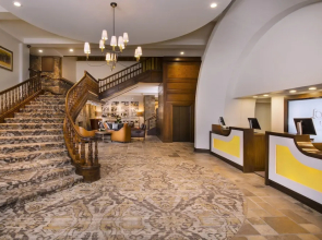 Relaxing 1 Bedroom Condo with Premium Amenities by RedAwning