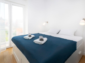 2BDR Design Apartment with Beautiful Terrace View