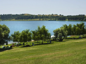 Waterfront Mansion in Rome near Lake