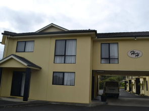 Hopkins House Motel & Apartments