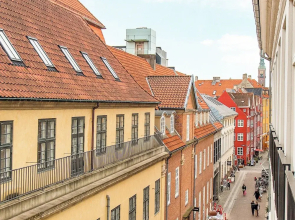 Sanders Leaves - Pleasant 4-bdr Apt With City View