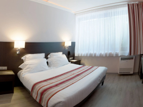 Hotel Black and Green