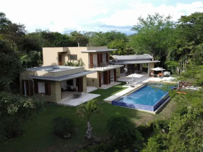 w Glowing 4BR Villa w Pool at Mesa de Yeguas