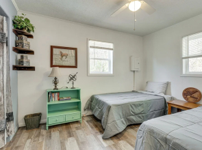 Lovely Smoky Mountain Cottage w/ Deck + Views!