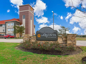 La Quinta Inn & Suites by Wyndham Bridge City