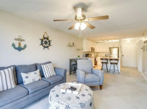 Walk to Blue Heron Beach: 1st-floor Lakefront Unit