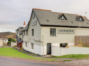 Gissons Hotel by OYO Rooms