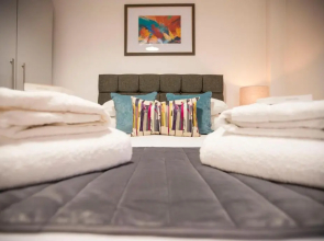 Urban Living's - The King Edward I Luxury Apartment in the Heart of Windsor