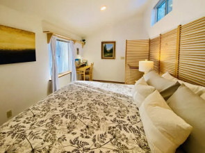 Lilac Cabin Family-friendly Highspeed Wi-fi 3 Bedroom Home by RedAwning
