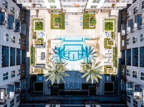 Amazing 1 Bed Apartment with fast wifi,parking gym and pool!