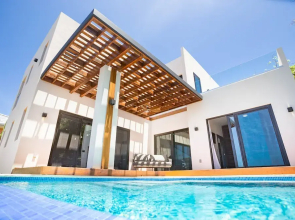 West Bay Breeze 3 Bedroom Home by RedAwning