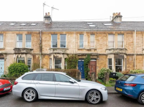 Spacious House - 2 Double Rooms - Street Parking - Garden