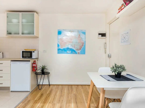 Prime Location 1 Bedroom Apartment Near MCG With Parking