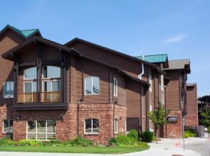 Cedar Street Hotel And Suites