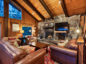 5BR 4BA Lake View Cabin by RedAwning