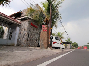 Watusaman Homestay By The Grand Java
