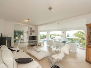 Quietly Situated House With Lovely Garden and Panoramic sea Views