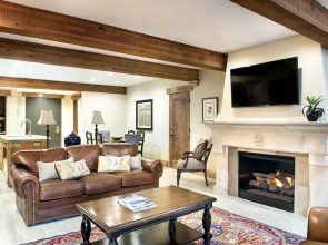 One Bedroom King Suite 1 Apartment Hotel by RedAwning