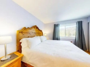 North Vail 2 Bedroom Condo Along Shuttle Route to Slopes!