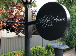 Hollidge House Apartments