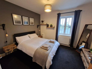 Entire Central 2 Bedroom Apartment (With Parking)