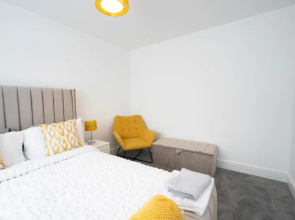 Entire Modern Home with Private Parking for 6/8 Persons