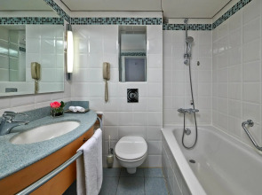 The Point Hotel & Suites