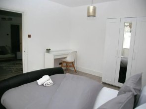 2 Bed Flat - Sleeps 3 - Wifi - Parking