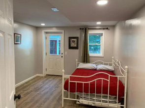 Downtown Family Retreat - 5 Bedrooms, 3 Minutes to Dahlonega, Pool, Hot Tub, Game Rooms
