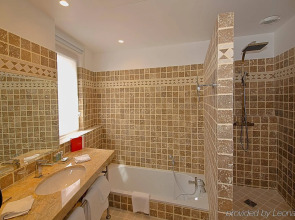 Hotel de Bourgtheroulde, Autograph Collection