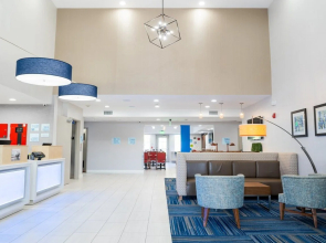 Holiday Inn Express & Suites Lake Forest by IHG
