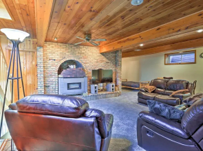 Walk to Downtown: Custer Retreat w/ Fire Pit!