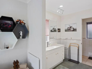 Fantails Roost - Bowentown Holiday Home