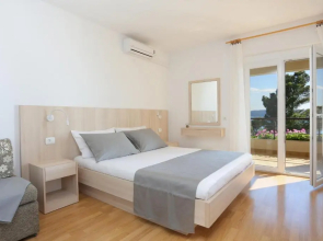 Apartments by the sea Brela, Makarska - 18814