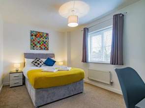 Beautifully decorated 3 bedroom Contractor House with Free Parking for 2-3 vans - House of Emperor by Your Lettings Peterborough