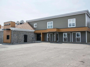 Econo Lodge Inn & Suites