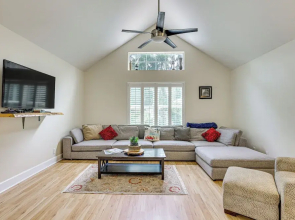 4 Mi to Beaches: St Simons Island Escape w/ Patio!