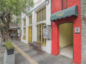 RedDoorz Hostel near Braga Citywalk