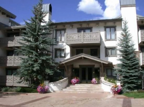 Villa Cortina with Easy Access to Gondola by RedAwning
