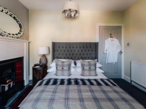 Luxury Inverness central apartment private parking