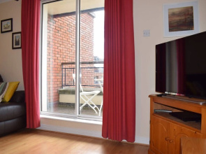 Colourful and Cosy 2 Bed in Ifsc With Balcony