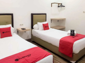 RedDoorz Plus @ Jalan Veteran Palembang