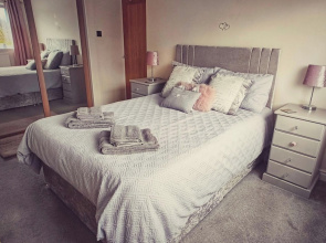 Near Beach - Garden - Pets - Parking - Sleeps 4