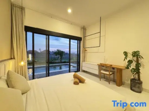 The R Villa Ranakah - Tropical 3BR Oasis w/Private Pool near Canggu