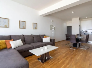 Jay's Penthouse 2-BR Apt W/ Terrace in Larnaca