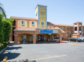 Passport Inn & Suites Corona Hotel