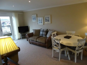 Tay Pearls - Tay Chambers Apartment